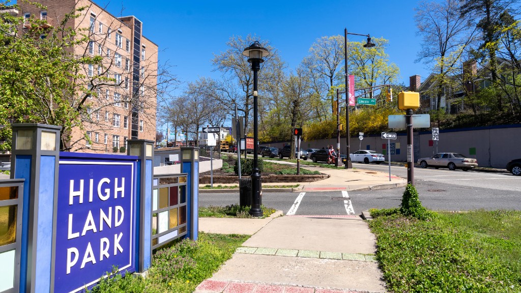 Highland Park welcome sign at a sunny street corner in the borough